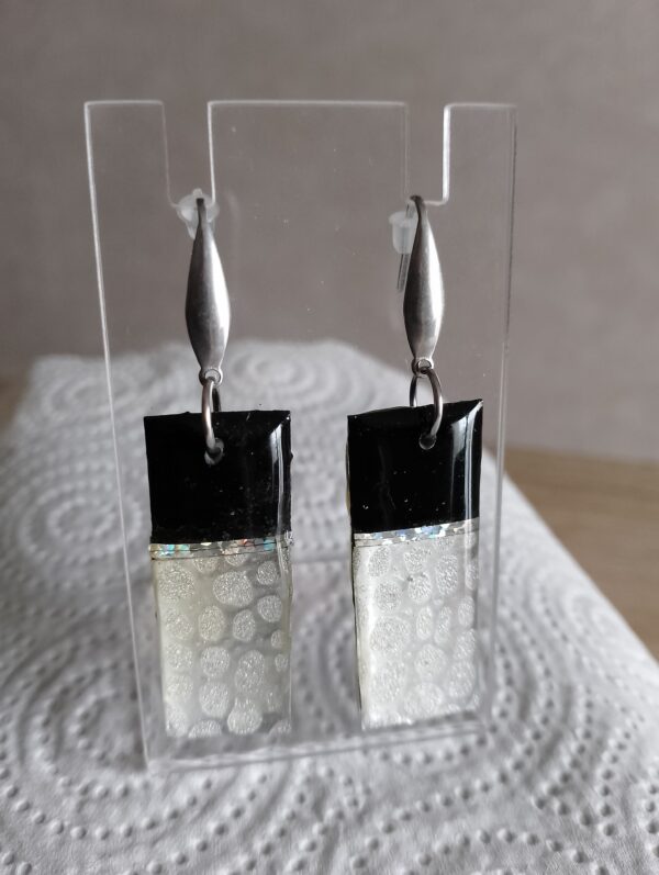 Boucles d'oreilles faits main papier noires argent – Image 3