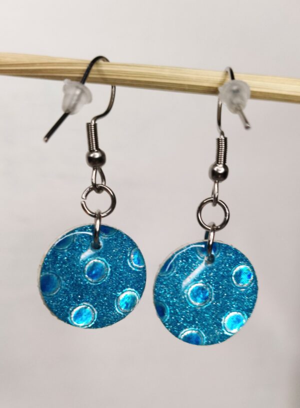 Boucles d'oreilles rondes fantaisie bleues – Image 5