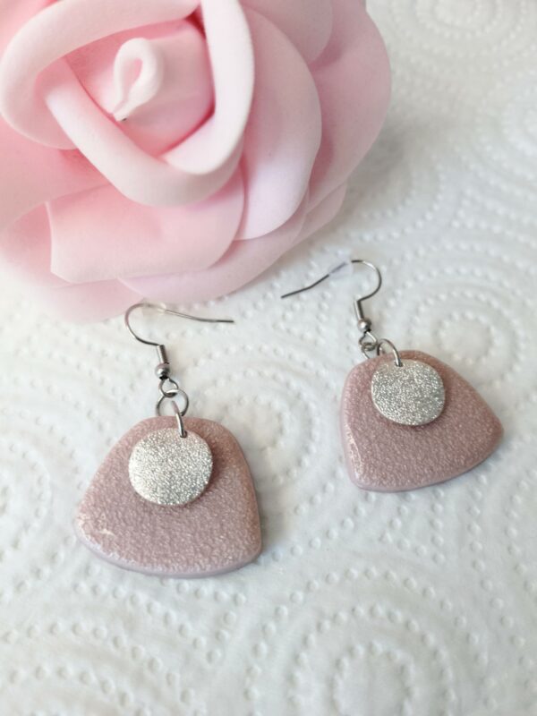 Boucles d'oreilles pâte polymère rose poudré – Image 3