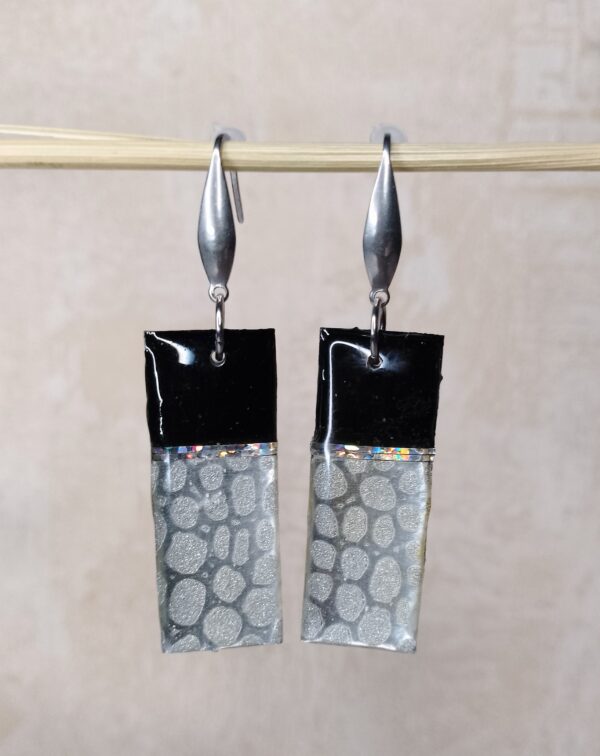 Boucles d'oreilles faits main papier noires argent – Image 6