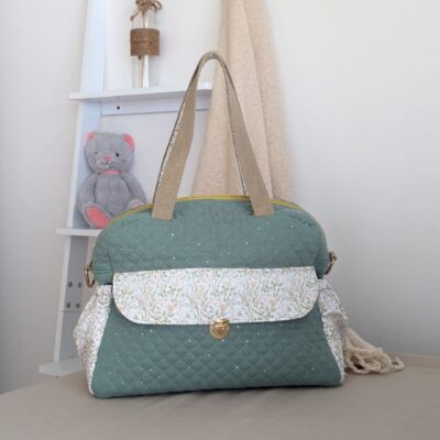 Sac à langer vert d'eau avec poche rabat tissu fleuri