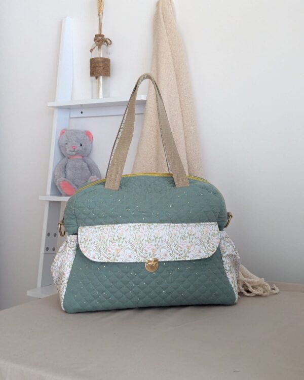 Sac à langer vert d'eau avec poche rabat tissu fleuri