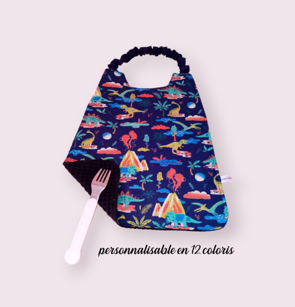 Serviette de cantine élastique, bavoir maternelle, serviette personnalisable, modèle dinosaures fond bleu