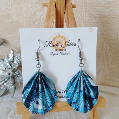Boucles d'oreilles origami motifs plumes bleues