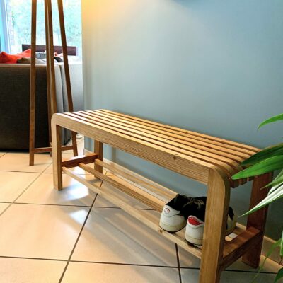 Banc d'entrée en bois massif recyclé et son rangement pratique