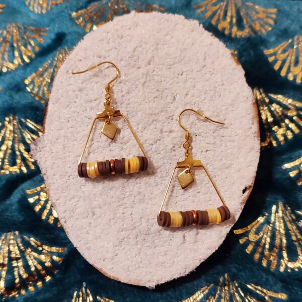 Boucle d'oreilles en perles heishi marron et beige nacré, monture dorée