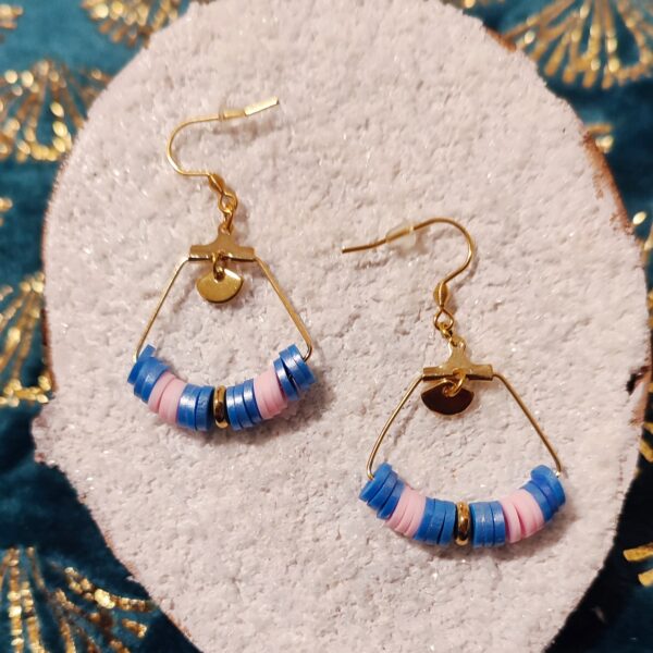 Boucle d'oreilles en perles heishi bleu et rose, monture dorée