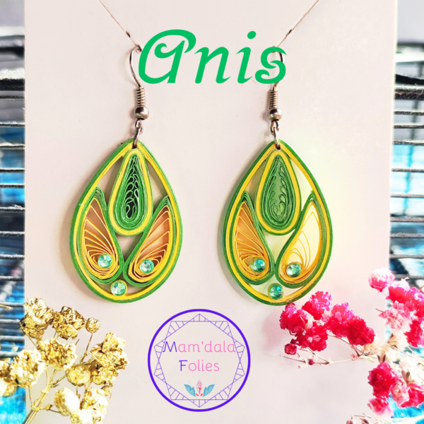 "Boucles d'oreilles artisanales en papier, fabriquées avec la technique du quilling. Modèle 'Anis", vert et jaune, orné de strass et verni pour plus de solidité. Bijoux fantaisie légers et élégants."