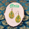 "Boucles d'oreilles artisanales en papier, fabriquées avec la technique du quilling. Modèle 'Anis", vert et jaune, orné de strass et verni pour plus de solidité. Bijoux fantaisie légers et élégants."