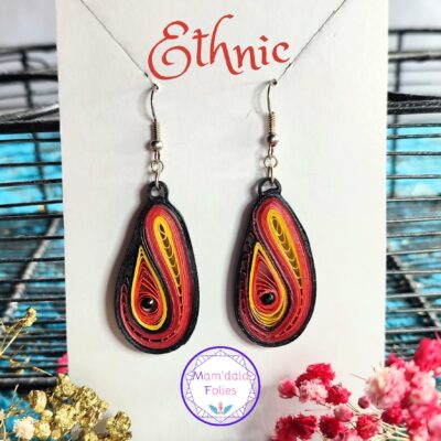 "Boucles d'oreilles artisanales en papier, fabriquées avec la technique du quilling. Modèle 'Ethnic", rouge, jaune et noir, orné d'un strass et verni pour plus de solidité. Bijoux fantaisie légers et élégants."