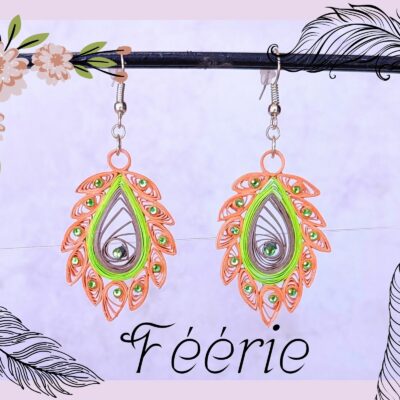 "Boucles d'oreilles artisanales en papier, fabriquées avec la technique du quilling. Modèle "Féérrie", orange, vert et gris, décorées de strass et verni pour plus de solidité. Bijoux fantaisie légers et élégants."