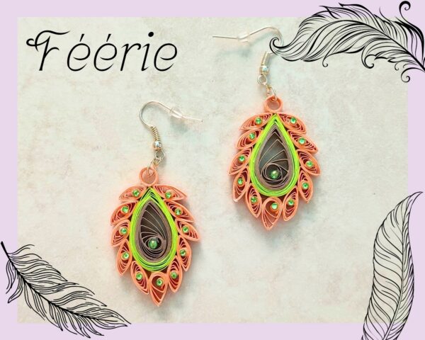 "Boucles d'oreilles artisanales en papier, fabriquées avec la technique du quilling. Modèle "Féérrie", orange, vert et gris, décorées de strass et verni pour plus de solidité. Bijoux fantaisie légers et élégants."