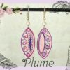 "Boucles d'oreilles artisanales en papier, fabriquées avec la technique du quilling. Modèle 'Plume', décorées de strass et verni pour plus de solidité. Bijoux fantaisie légers et élégants."