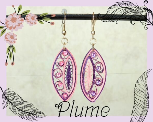 "Boucles d'oreilles artisanales en papier, fabriquées avec la technique du quilling. Modèle 'Plume', décorées de strass et verni pour plus de solidité. Bijoux fantaisie légers et élégants."