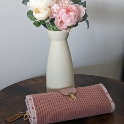 Pochette en velours rose avec fermoir cartable