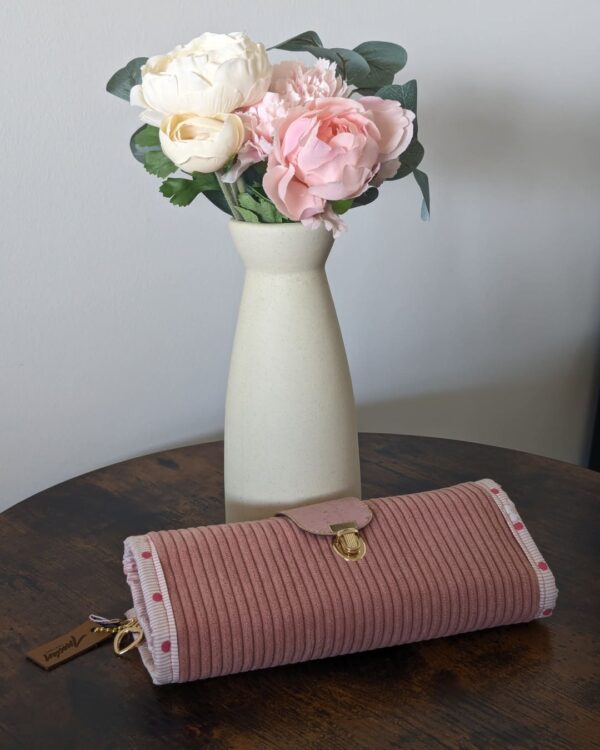 Pochette en velours rose avec fermoir cartable