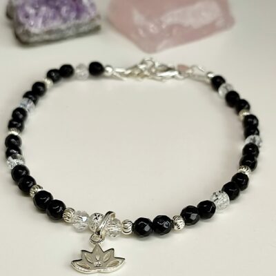 bracelet en perles naturelles d' Onyx facetté noir et de perles en cristal montage en argent véritable 925.