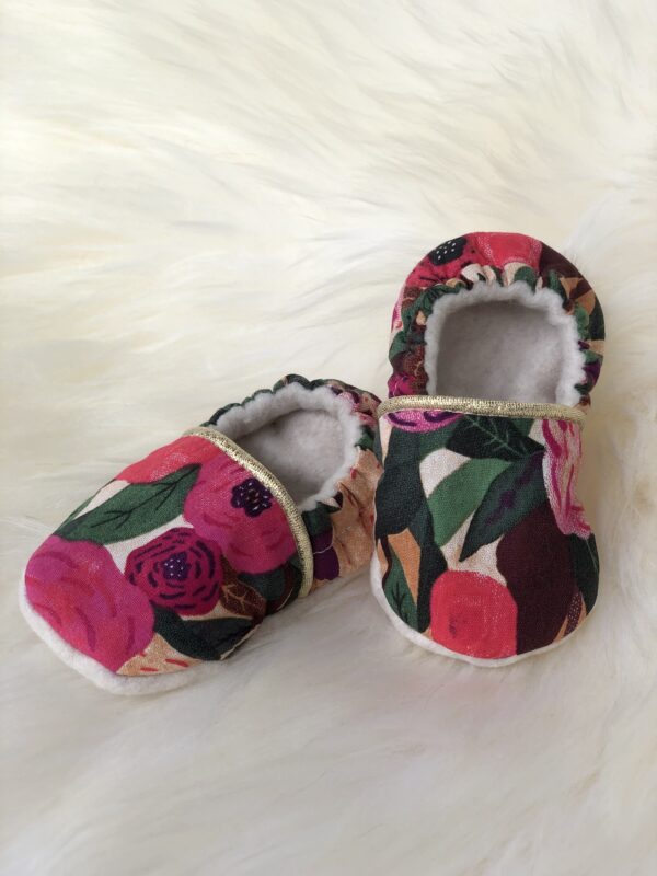 chaussons bébé motif fleurs