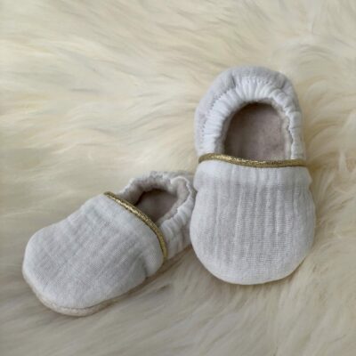 Chaussons bébé doublés en coton bio - Double gaze blanc liseré doré