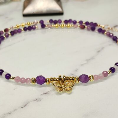 Collier en perles d' Améthystes, lépidolites et perles cristal en gold filled breloque papillon