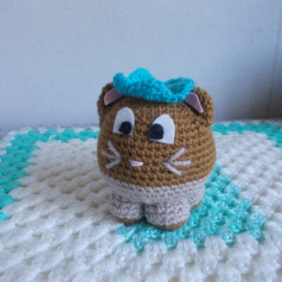 Chat boule Marron fonce/ Marron clair avec fleur bleu