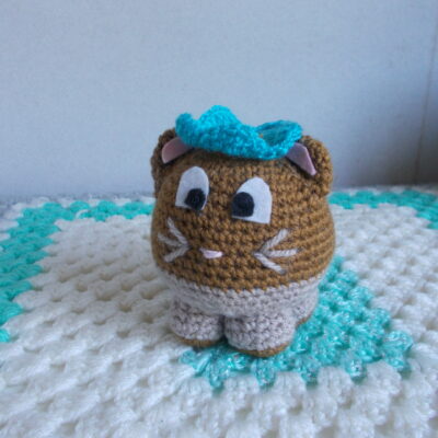 Chat boule Marron fonce/ Marron clair avec fleur bleu