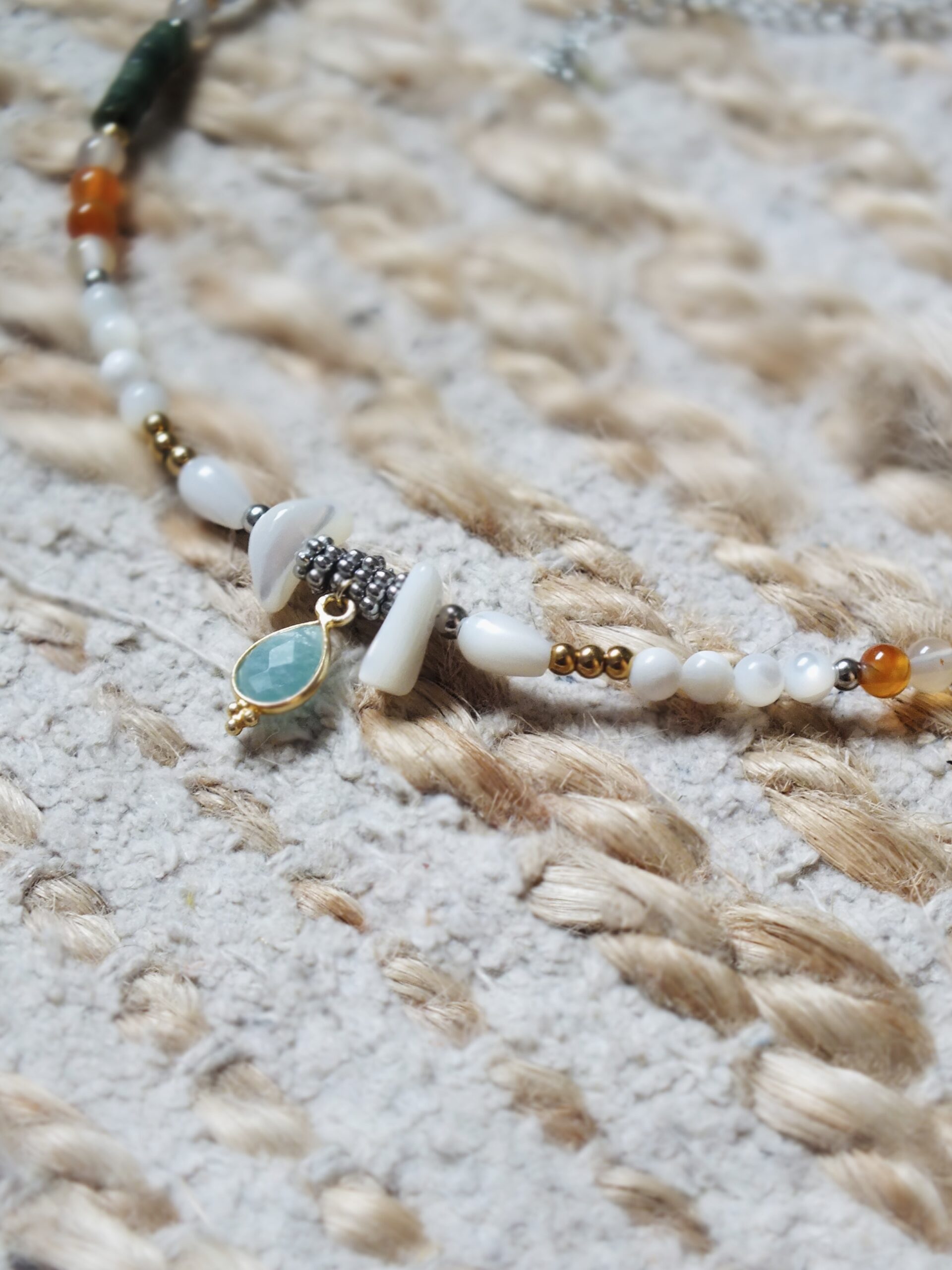 Collier fait main en pierres naturelles