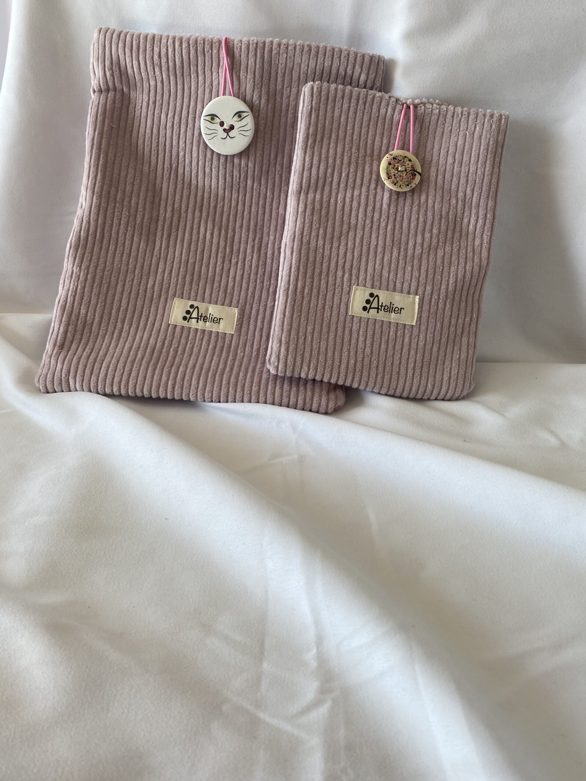 Pochette livre en velours côtelé Rose