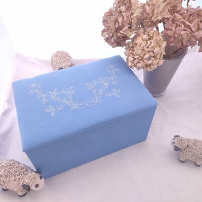 Boite couture bleu avec des casiers