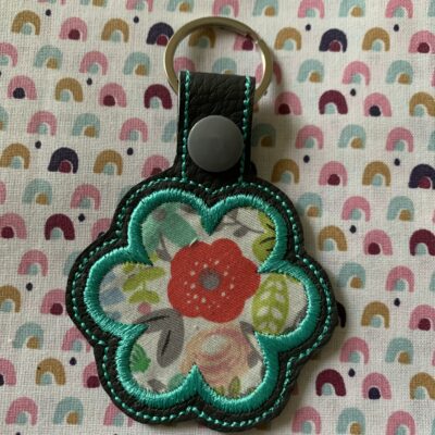 Porte clés fleur appliquée