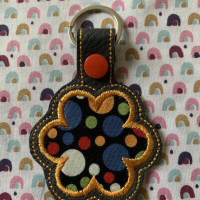 Porte clés fleur appliquée