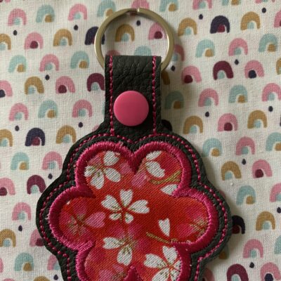 Porte clés fleur appliquée