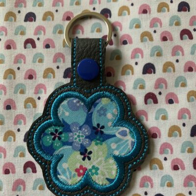 Porte clés fleur appliquée