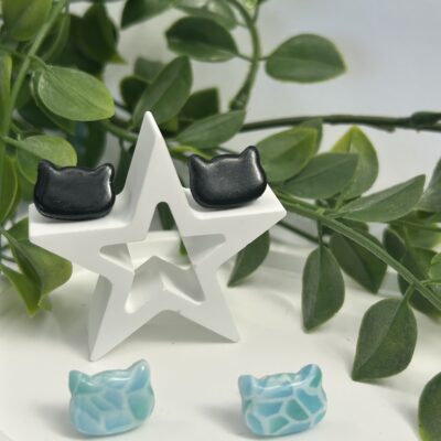 Boucles d’oreilles chat noir et imitation vitrail bleu