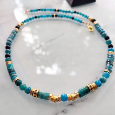 Collier en perles naturelles d' Apatite bleue et d' onyx noir sur plaqué or 18k et gold filled