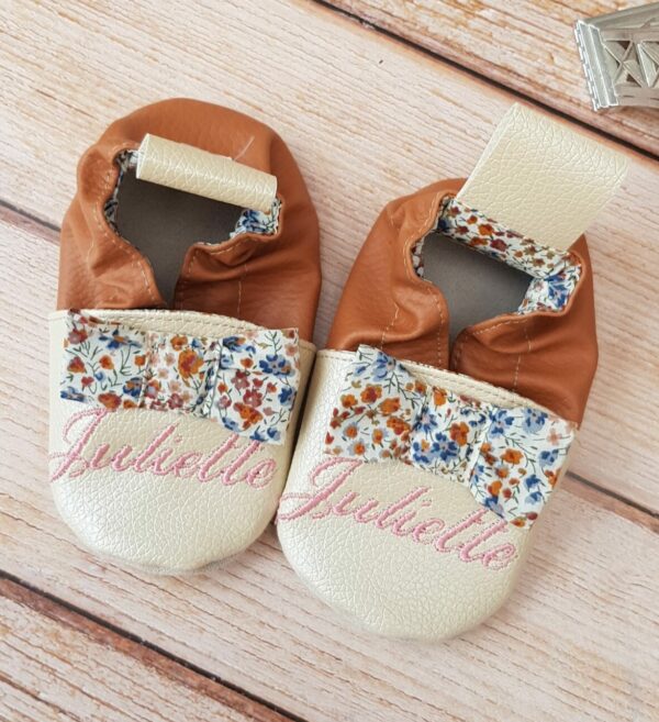 Chaussons souples beige et camel noeud liberty