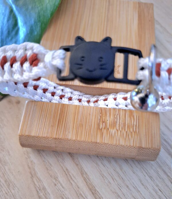 collier chat blanc terracotta