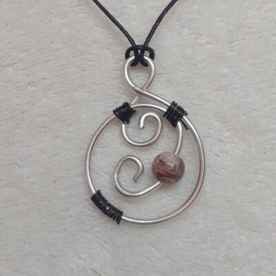 petit pendentif brun
