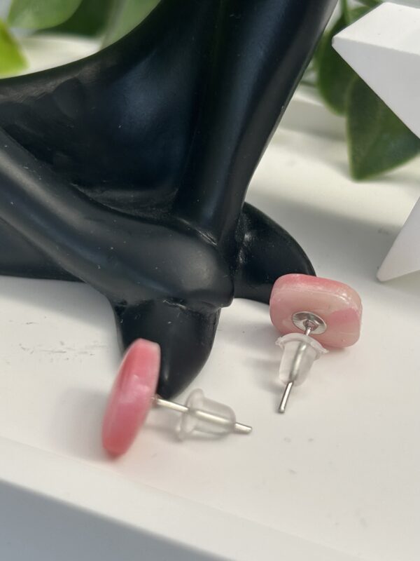 Boucles d’oreilles en pâte polymère « Les petits carrés » roses – Image 3