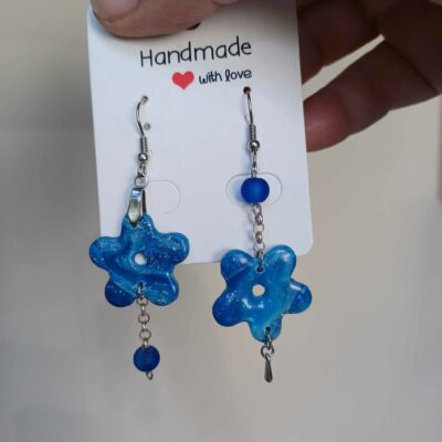 Boucles d'oreilles fleur bleue assymétrique