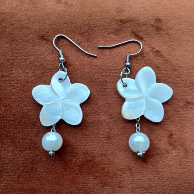 Boucles d'oreilles fleurs de nacre