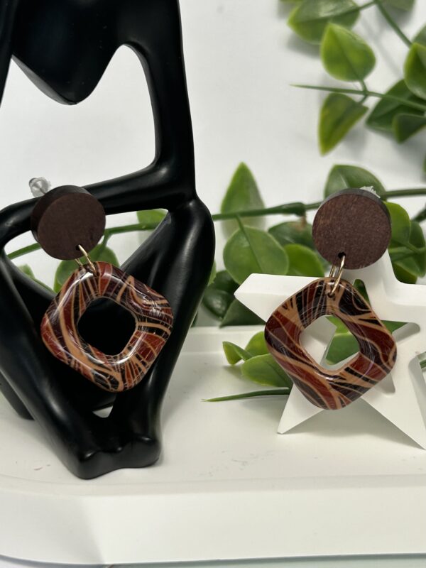 Boucles d’oreilles « vintage », carrées en pâte polymère et bois – Image 2
