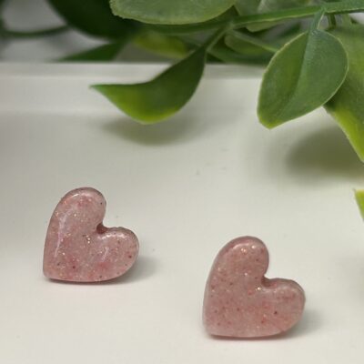 Boucles d’oreilles « Mon petit cœur » en pâte polymère rose pailleté