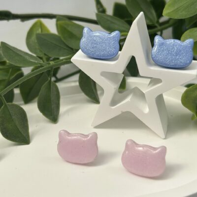 Boucles d’oreilles chat rose et bleu paillettes