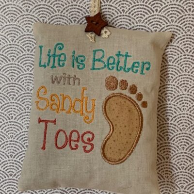 Coussin de porte "life is better with sandy toes"