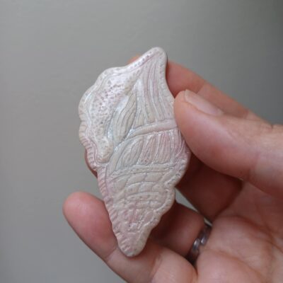 Broche femme coquillage