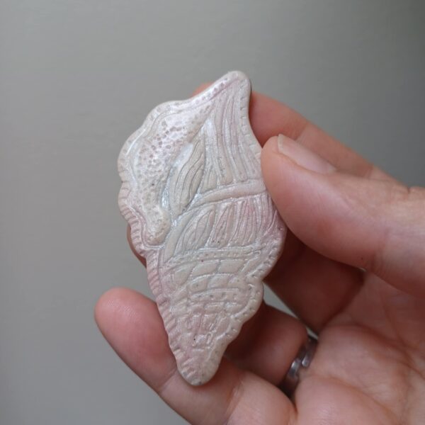 Broche femme coquillage