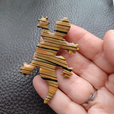 Broche femme salamandre rayée