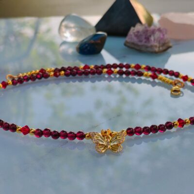 Collier fin en Grenat rouge, Cristal Rouge sur gold filled ( plaqué or ++) breloque papillon