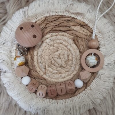 attache tétine perles motifs